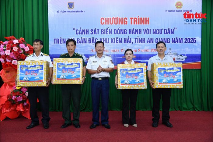 Đại tá Nguyễn Thái Dương - Ủy viên Ban Thường vụ Đảng ủy, Phó Chính ủy Bộ Tư lệnh Vùng Cảnh sát biển 4 tặng quà chính quyền địa phương, lực lượng vũ trang trên địa bàn đặc khu Kiên Hải. Ảnh: Đức Thái