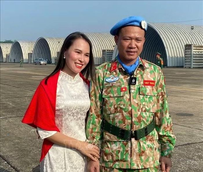 Thiếu tá Nguyễn Văn Linh, Chính trị viên Đội Công binh số 5 cùng vợ tại lễ xuất quân . Ảnh: Hiền Hạnh/TTXVN