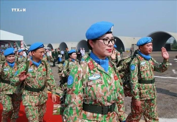 Các sĩ quan, quân nhân Bệnh viện dã chiến cấp 2 số 8 và Đội Công binh số 5 xuất quân lên đường làm nhiệm vụ gìn giữ hòa bình Liên hợp quốc. Ảnh: Trọng Đức/TTXVN