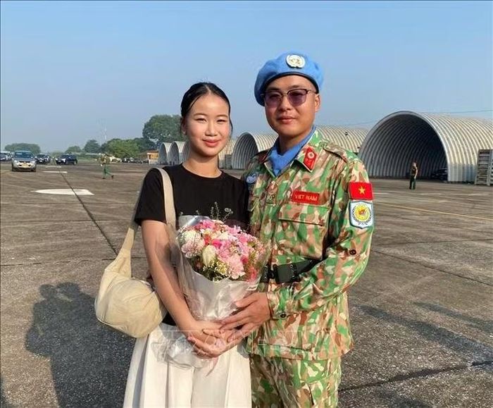 Thượng úy Trần Đức Hoàn, bác sĩ Bệnh viện dã chiến cấp 2 số 8 cùng vợ sắp cưới. Ảnh: Hiền Hạnh/TTXVN