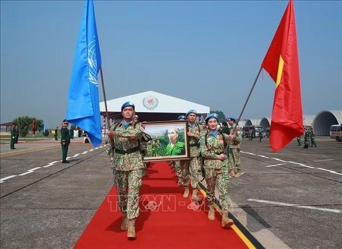 Các sĩ quan, quân nhân Bệnh viện dã chiến cấp 2 số 8 và Đội Công binh số 5 xuất quân lên đường làm nhiệm vụ gìn giữ hòa bình Liên hợp quốc. Ảnh: Trọng Đức/TTXVN