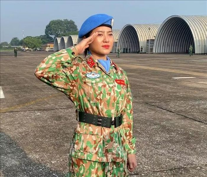 Thượng úy quân nhân chuyên nghiệp Trần Yến Linh, điều dưỡng viên Bệnh viện dã chiến cấp 1 thuộc Đội Công binh số 5. Ảnh: Hiền Hạnh/TTXVN