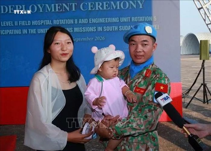 Người vợ trẻ và con tiễn chồng là sĩ quan Bệnh viện dã chiến cấp 2 số 8 lên đường làm nhiệm vụ. Ảnh: Trọng Đức/TTXVN