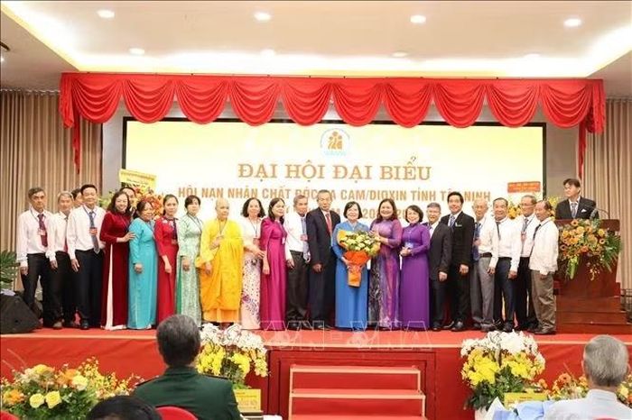 Ủy viên Trung ương Đảng, Phó Bí thư Thường trực Tỉnh ủy Tây Ninh Hồ Thị Hoàng Yến tặng hoa chúc mừng Ban chấp hành Hội Nạn nhân chất độc da cam/dioxin nhiệm kỳ 2026 - 2031.