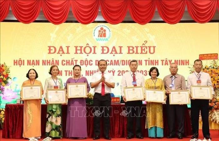 Phó Chủ tịch UBND tỉnh Tây Ninh Trương Thanh Liêm tặng Bằng khen của Chủ tịch UBND tỉnh cho các tập thể và cá nhân có thành tích tiêu biểu trong công tác Hội.