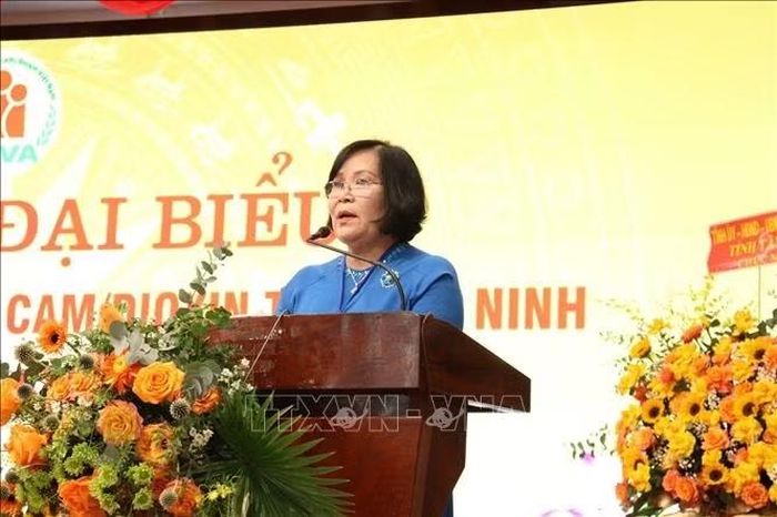 Bà Nguyễn Thị Bạch Huệ tái đắc cử Chủ tịch Hội nhiệm kỳ 2026 - 2031, phát biểu tại Đại hội.