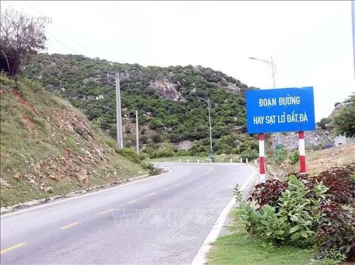 Gắn biển cảnh báo nguy hiểm sạt lở đất, đá trên tuyến giao thông để người dân và phương tiện lưu thông chủ động phòng tránh. Ảnh: Công Thử/TTXVN.