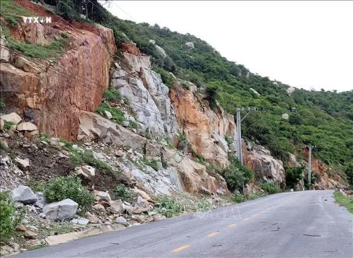 Tuyến đường ven biển nối từ xã Cà Ná đến xã Phước Dinh dài khoảng 50 km có dấu hiệu sạt lở. Ảnh: Công Thử/TTXVN.