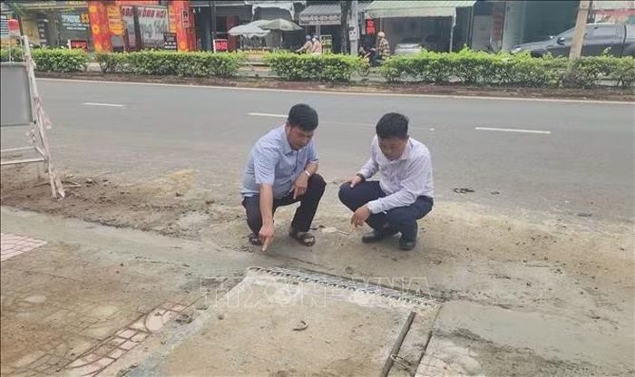 Đại diện đơn vị thi công và tư vấn giám sát kiểm tra vị trí hố thu nước trên tuyến đường Phú Riềng Đỏ, phường Bình Phước, thành phố Đồng Nai.