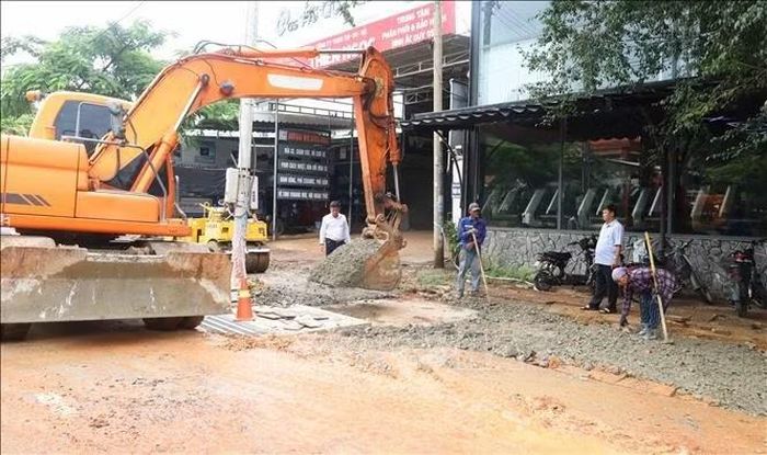 Công nhân khẩn trương san gạt, hoàn thiện mặt bằng sau khi thi công hệ thống thoát nước trên đường Tôn Đức Thắng, phường Bình Phước, thành phố Đồng Nai.