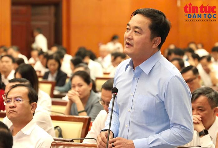 Các đại biểu thảo luận tại hội trường về các mục tiêu phát triển kinh tế - xã hội của TP Hồ Chí Minh.