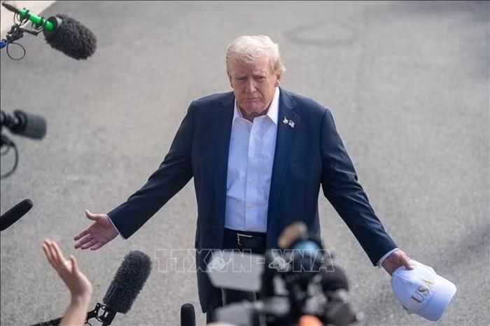 Tổng thống Mỹ Donald Trump trả lời phỏng vấn báo chí sau khi rời Nhà Trắng ở Washington, D.C., ngày 26/9/2025. Ảnh: THX/TTXVN