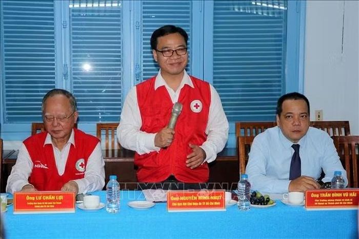Ông Nguyễn Minh Nhựt, Chủ tịch Hội Chữ thập đỏ Thành phố Hồ Chí Minh phát biểu tại buổi tiếp Đoàn Ban Công tác xã hội Trung ương Đảng Cộng sản Trung Quốc.
