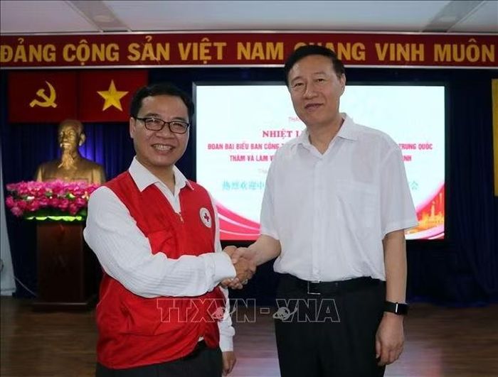 Ông Nguyễn Minh Nhựt, Chủ tịch Hội Chữ thập đỏ Thành phố Hồ Chí Minh tiếp ông Zhao Shi Tang, Phó Trưởng Ban Công tác xã hội Trung ương Đảng Cộng sản Trung Quốc.