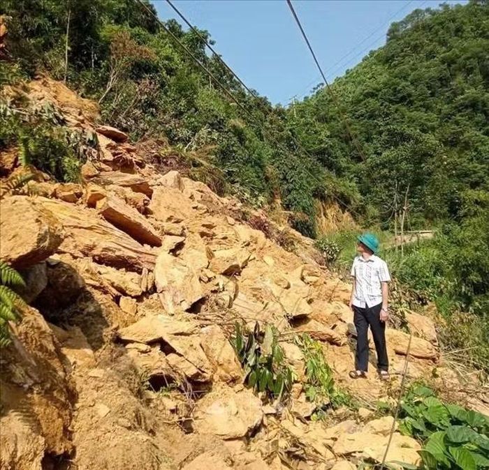 Lãnh đạo xã Tân Hợp, tỉnh Lào Cai kiểm tra hiện trường vụ sạt lở. Ảnh: TTXVN phát