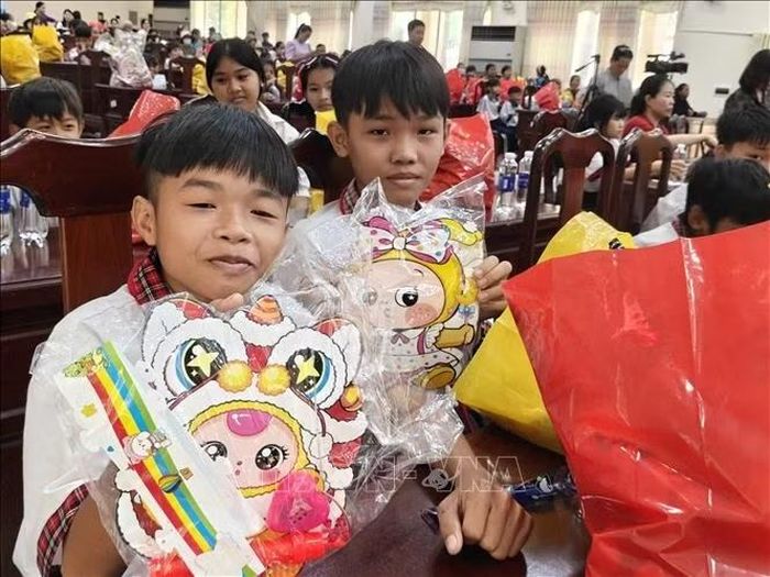 Thiếu nhi vùng biên phấn khởi nhận quà.