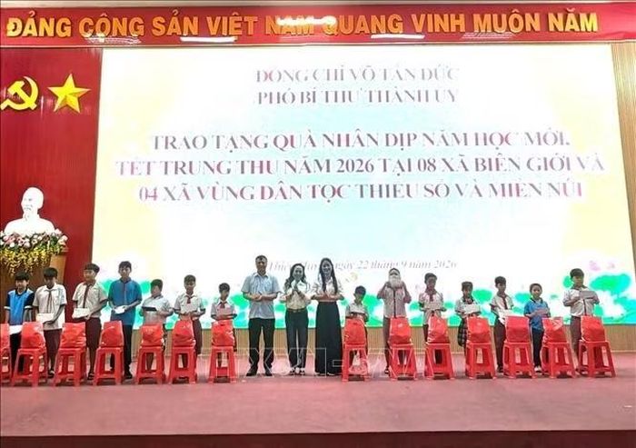 Tặng quà cho thiếu nhi vùng biên.