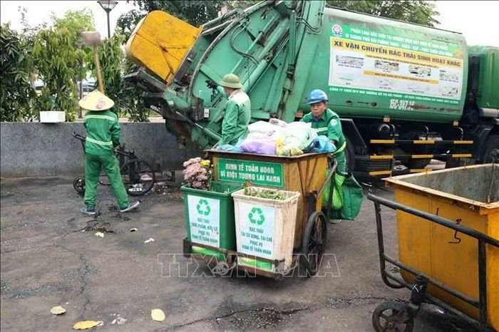 Những chiếc xe ba bánh tự chế đang được sử dụng thu gom rác thải tại đô thị ở Hải Phòng.