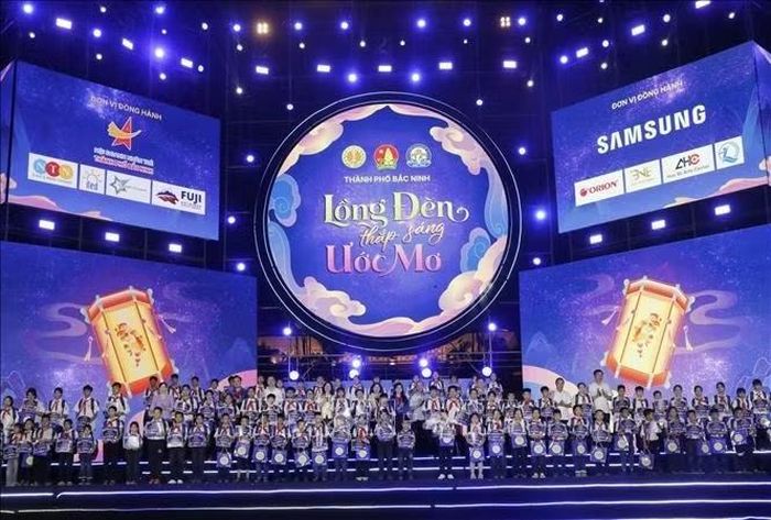 Các đồng chí lãnh đạo tỉnh Bắc Ninh trao học bổng "Nâng bước chân em đến trường" cho các học sinh. Ảnh: Thanh Thương/TTXVN