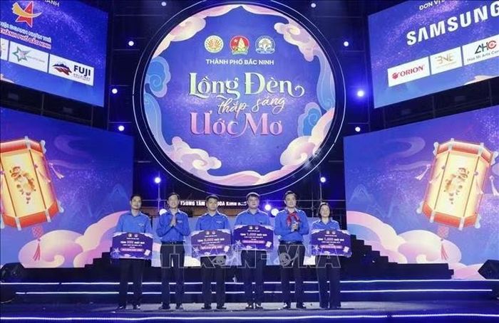 Lãnh đạo Thành đoàn Bắc Ninh trao học bổng cho đại diện các cụm để gửi đến cho thiếu nhi các xã vùng sâu, vùng xa, vùng dân tộc thiểu số. Ảnh: Thanh Thương/TTXVN