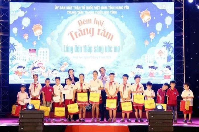 Ủy viên Trung ương Đảng, Bí thư Tỉnh ủy Hưng Yên Phạm Quang Ngọc trao quà cho trẻ em có hoàn cảnh khó khăn vươn lên trong học tập. Ảnh: Thế Duyệt /TTXVN