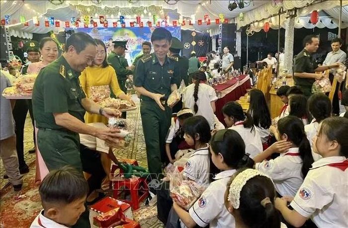 Lãnh đạo Bộ đội Biên phòng tỉnh Quảng Trị tặng quà Trung thu cho trẻ em vùng biên giới xã Kim Điền. Ảnh: Nguyên Linh/TTXVN