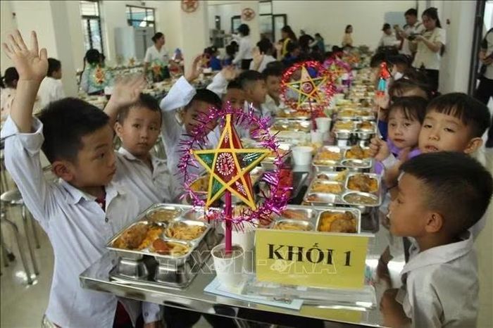 Trẻ em được tham gia chương trình buffet chiều với nhiều món ăn được chế biến công phu, đẹp mắt. Ảnh: Việt Hoàng/TTXVN