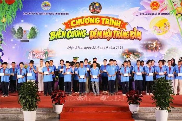 Tại chương trình, Ban Tổ chức trao hơn 1.150 suất quà cho học sinh là con nuôi Đồn Biên phòng và học sinh có hoàn cảnh khó khăn, vượt khó học giỏi trên địa bàn xã. Ảnh: Phan Quân/TTXVN