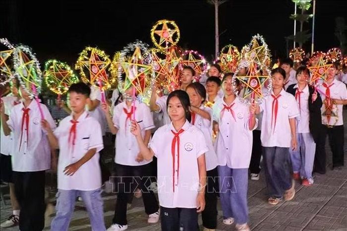 Học sinh Trường Phổ thông nội trú Tiểu học và Trung học cơ sở Sam Mứn, xã Sam Mứn rước đèn ông sao tại chương trình “Biên cương - Đêm hội trăng rằm”. Ảnh: Phan Quân/TTXVN