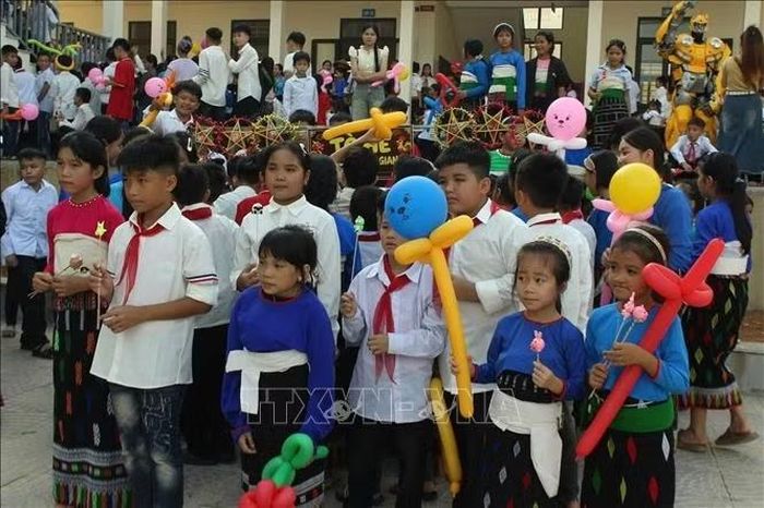 Không chỉ mang đến những món quà, chương trình còn tạo nên một không gian vui chơi giàu sắc màu cho trẻ em vùng biên. Ảnh: Việt Hoàng/TTXVN