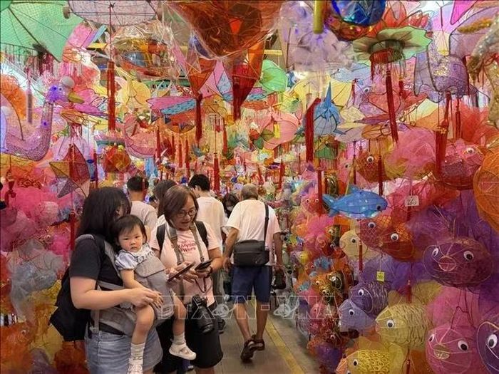 Người dân đến mua và ngắm đèn lồng tại chợ Đại Kiều (Tai Kiu Market) thuộc khu Nguyên Lãng. Ảnh: Lê Anh/PV TTXVN tại Hong Kong, Trung Quốc