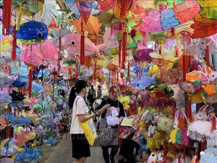 Người dân đến mua và ngắm đèn lồng tại chợ Đại Kiều (Tai Kiu Market) thuộc khu Nguyên Lãng. Ảnh: Lê Anh/PV TTXVN tại Hong Kong, Trung Quốc