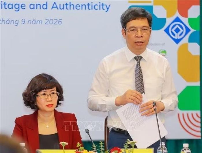 Ông Nguyễn Thanh Quang, Giám đốc Trung tâm Bảo tồn Di sản Thăng Long - Hà Nội trả lời câu hỏi của phóng viên. Ảnh: Khánh Hoà/TTXVN