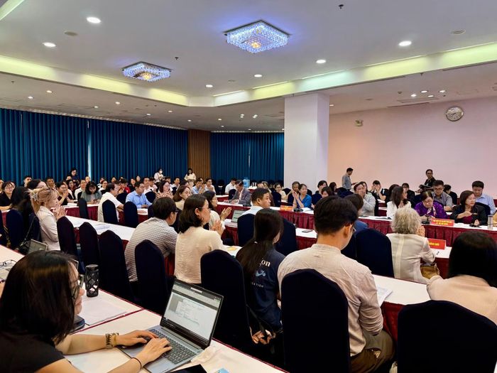 Hội thảo có sự tham gia của hơn 130 cán bộ quản lý trường học, chuyên gia tư vấn tâm lý, đại diện các tổ chức xã hội.
