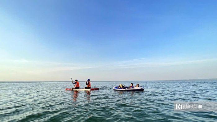 Du khách trải nghiệm chèo SUP trên hồ Trị An, một trong những hoạt động được yêu thích khi khám phá không gian mặt nước và cảnh quan thiên nhiên nơi đây.
