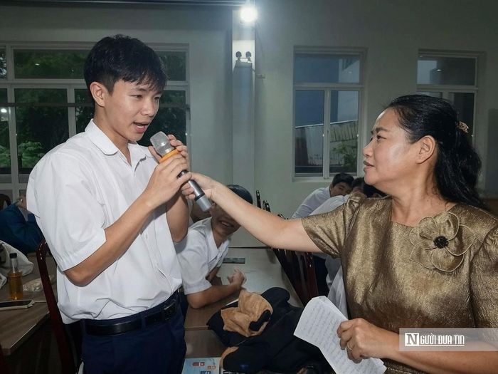 Bà Phạm Thị Mai Hoa trao đổi với học sinh về cách ứng xử khi chứng kiến bạn bị bắt nạt.