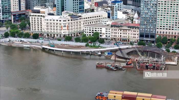  Dù nhịp chính bị chậm, không khí thi công tại hiện trường sông Sài Gòn vẫn không hề hạ nhiệt.