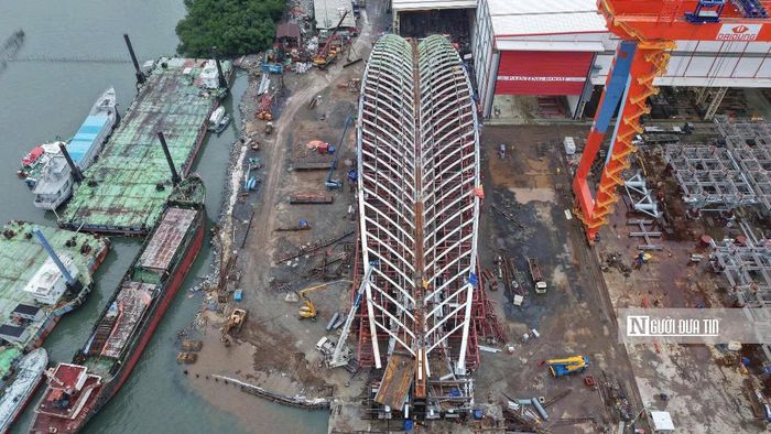 Với nhịp chính, toàn bộ phần vòm thép dài 187 mét được tổ hợp trên bệ lắp ráp tại nhà máy của Công ty cổ phần Đóng tàu Đại Dũng (Khu công nghiệp Đông Xuyên, phường Rạch Dừa, Tp.HCM) đã hoàn thiện việc sơn phủ, nằm tĩnh lặng trên bãi ráp đồ sộ. Nhìn từ trên cao, nhịp cầu chính nặng hơn 1.350 tấn mang hình dáng lá dừa nước được gia công tinh xảo, đã vượt qua mọi bài kiểm tra tải trọng kỹ thuật tại nhà xưởng.