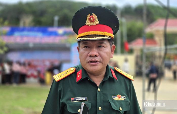 Đại tá Nguyễn Tấn Tuân, Phó chính ủy Bộ Chỉ huy Quân sự thành phố Đà Nẵng, trao đổi về các hoạt động chăm lo trẻ em vùng cao trong dịp Trung thu.