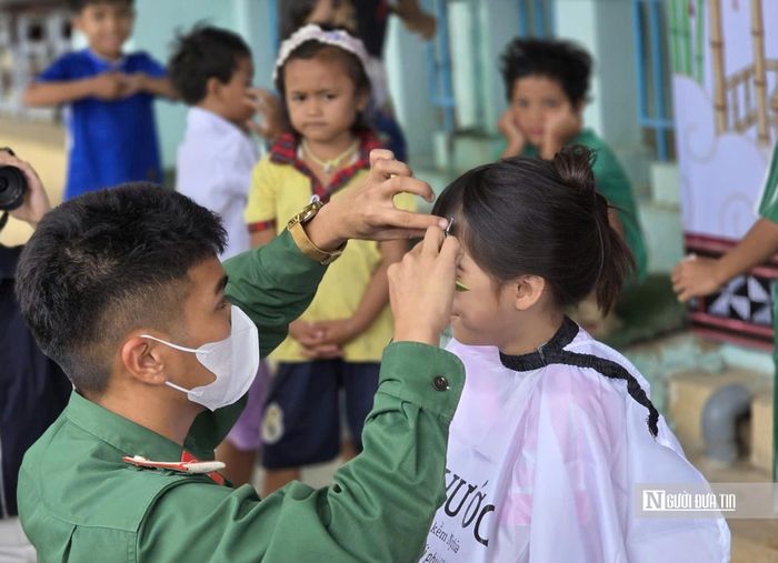 Từng làm nghề tóc trước khi nhập ngũ, hạ sĩ Hồ Ngọc Thiện mang kỹ năng của mình phục vụ trẻ em vùng cao Tây Giang.