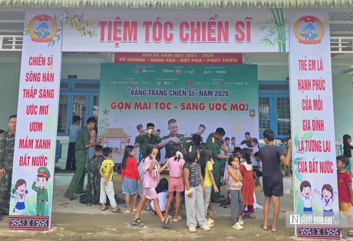 “Tiệm tóc chiến sĩ” là một trong những hoạt động chăm lo trẻ em vùng cao dịp Trung thu năm nay.