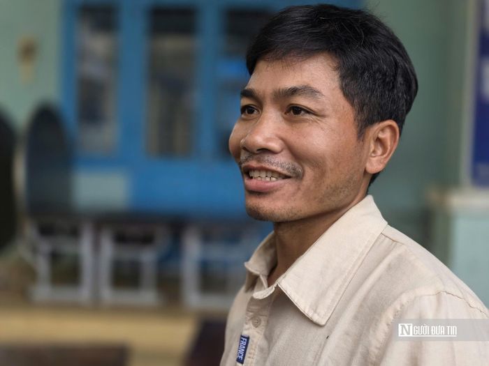 Anh Hồ Đót, phụ huynh ở thôn A Hu, vui khi thấy con được các chiến sĩ cắt tóc gọn gàng ngay tại trường.