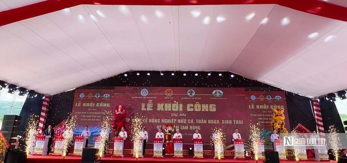 Các đại biểu thực hiện nghi thức bấm nút và động thổ khởi công dự án.