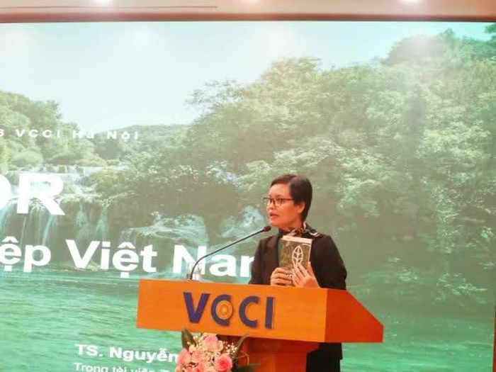 TS Nguyễn Thị Thu Trang - Trọng tài viên Trung tâm Trọng tài quốc tế Việt Nam (VIAC), nguyên Giám đốc Trung tâm WTO & Hội nhập VCCI giới thiệu ấ