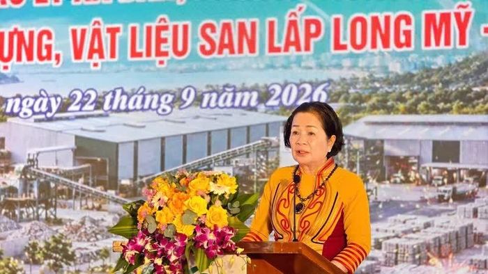 Bà Nguyễn Thị Sen - Chủ tịch HĐQT kiêm Tổng Giám đốc Công ty CP Công trình đô thị Gia Lai phát biểu tại lễ khởi công.