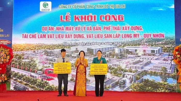 Bà Nguyễn Thị Sen - Chủ tịch HĐQT kiêm Tổng Giám đốc Công ty CP Công trình đô thị Gia Lai trao hỗ trợ công tác an sinh xã hội cho phường Quy Nhơn Tây. 