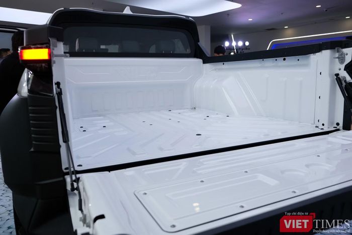 Ở phía sau, thùng hàng có kích thước 1.574 x 1.512 x 509 mm, tải trọng 750 kg. Cửa thùng được hỗ trợ thủy lực, trong khi 2 bên thân có bệ bước để người dùng dễ tiếp cận khoang chở hàng.
