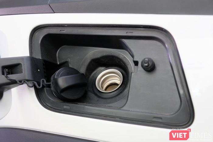 VF Wild dùng pin LFP dung lượng 46,4 kWh, cho phạm vi chạy thuần điện hơn 250 km theo NEDC. Khi cần đi xa, động cơ xăng 1,5 lít sẽ đóng vai trò phát điện cho hệ thống EREV, kết hợp bình nhiên liệu 56 lít để nâng tổng quãng đường di chuyển lên tới 1.000 km.