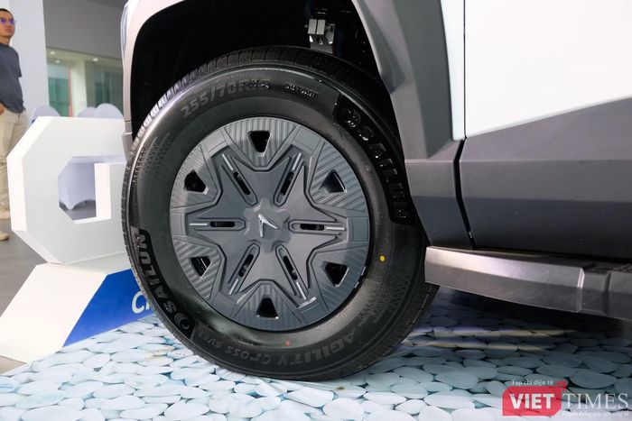Bộ mâm thiết kế kín, kích thước 18 inch nhỏ hơn loại 22 inch trên concept, cho cảm giác chưa tương xứng với kiểu dáng xe.