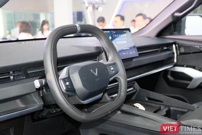 Khoang lái được thiết kế khá gọn với màn hình cảm ứng 10 inch và cần số đặt sau vô-lăng. So với không gian mang nhiều tính trình diễn của concept, nội thất phiên bản thương mại đơn giản hơn và tập trung nhiều hơn vào tính sử dụng.